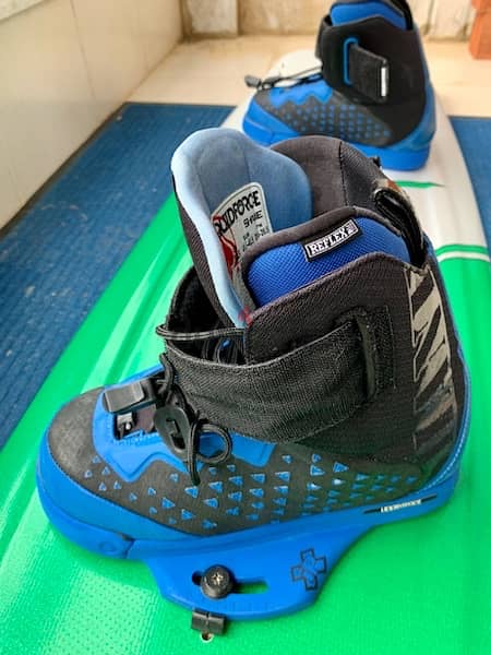 Wakeboard with bindings and cover 3