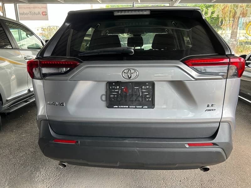 Toyota RAV_4 LE  4WD 2019 3
