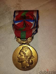 ميدالية فرنسية درجة ضابط تعود لسنة ١٩٣٦ 0