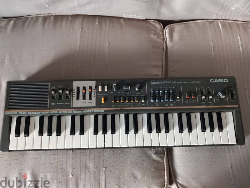 Vintage CASIO Casiotone MT-68 Electronic Keyboard - made in Japan 1