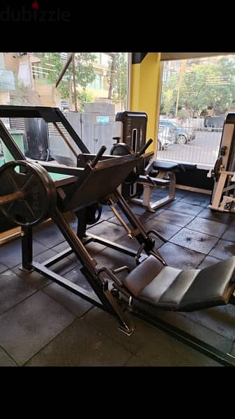 leg press like new we have also all sports equipment 2