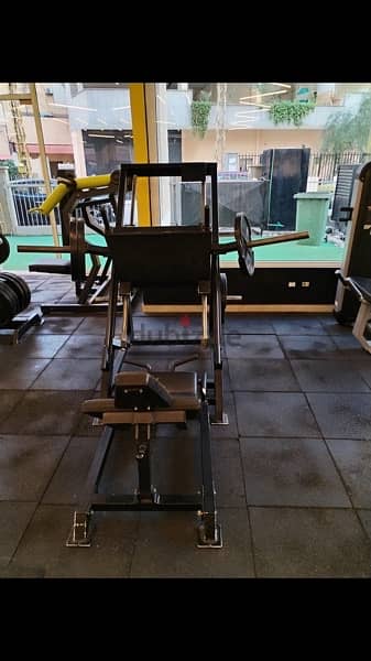 leg press like new we have also all sports equipment 3