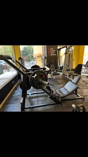 leg press like new we have also all sports equipment 4