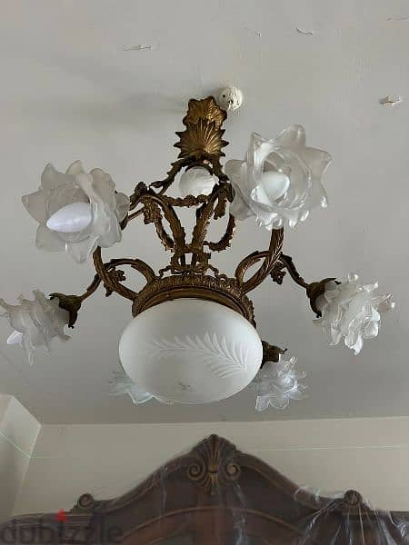 ثرية برونز اسباني من الروائع مع غلوبات تصميم مميز chandelier 2