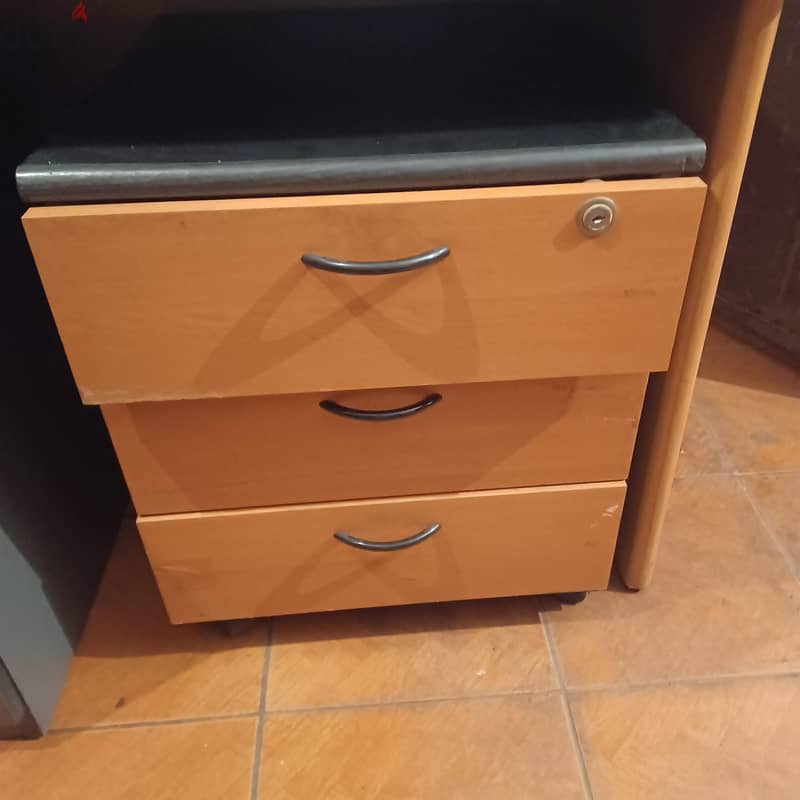 Wooden desk + 1 set of drawers 3
