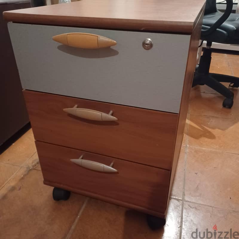Wooden desk + 1 set of drawers 5