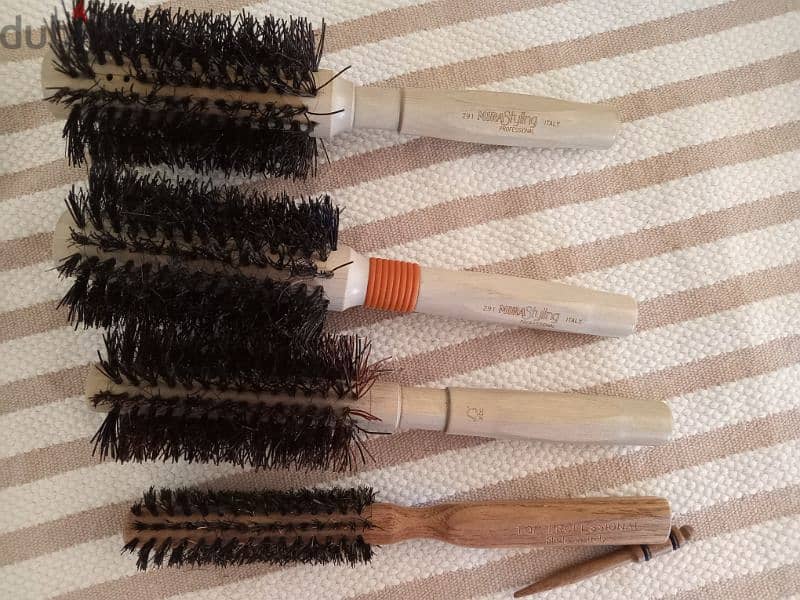 Hair brushes All for 10$ . delivery available 78844868 1