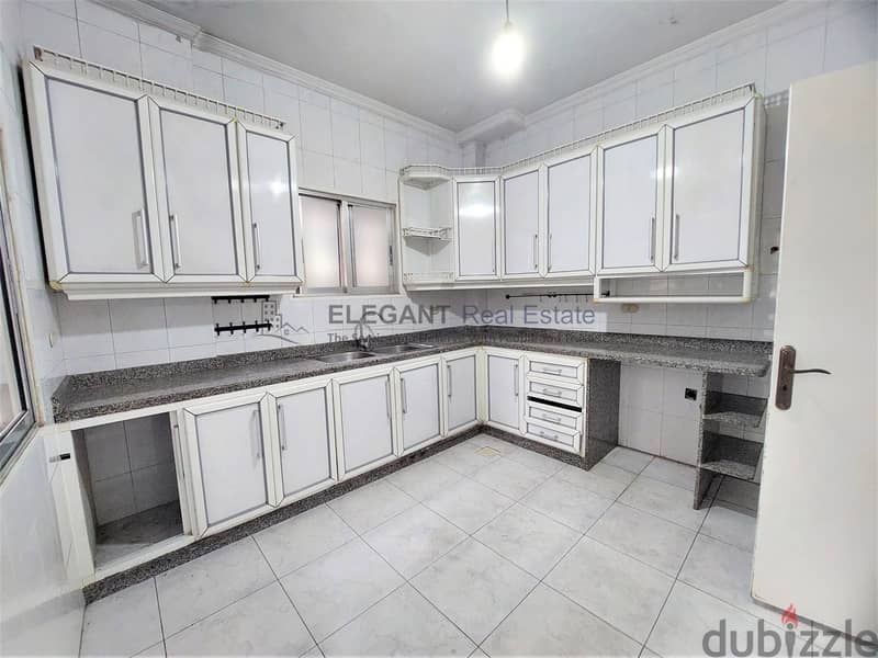Spacious in a Well Maintained Building ! 4