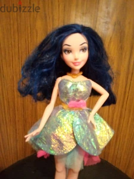 DEXENDANTS EVIE ISLE OF THE LOST Disney Great doll +her own shoes=16$ 1