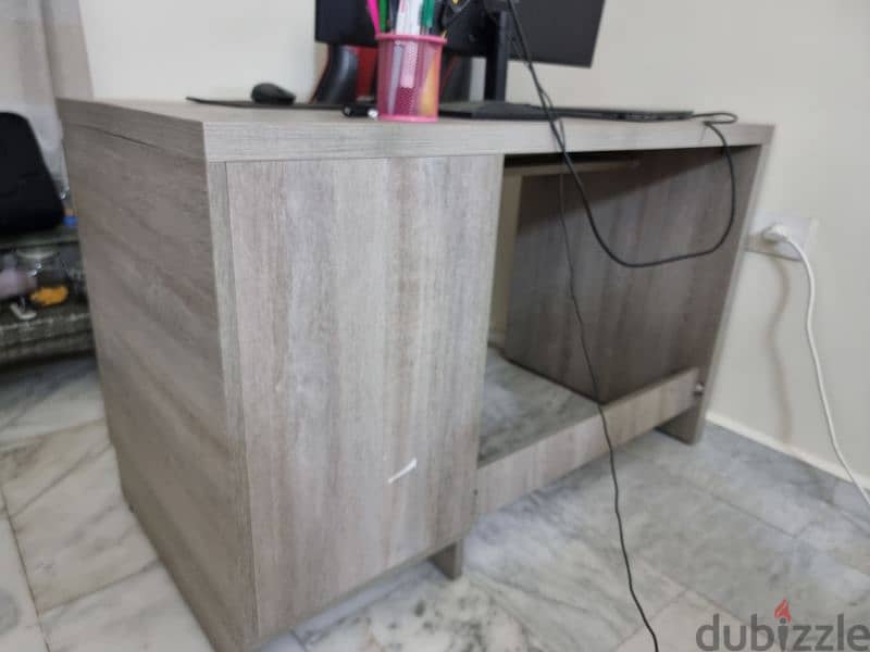 desk مكتب 1