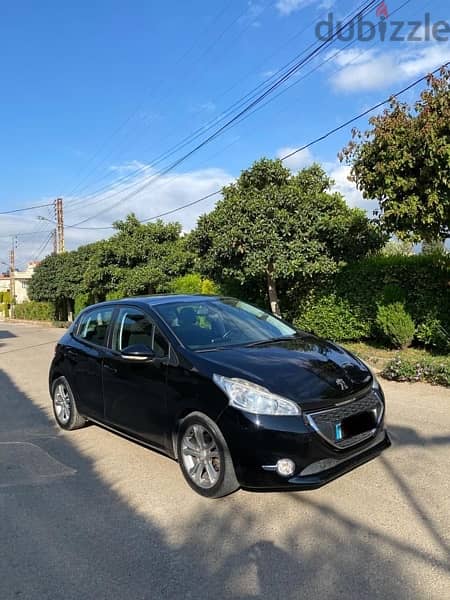 Peugeot 208 (Special Edition with Panoramic Sunroof) - Great condition 0