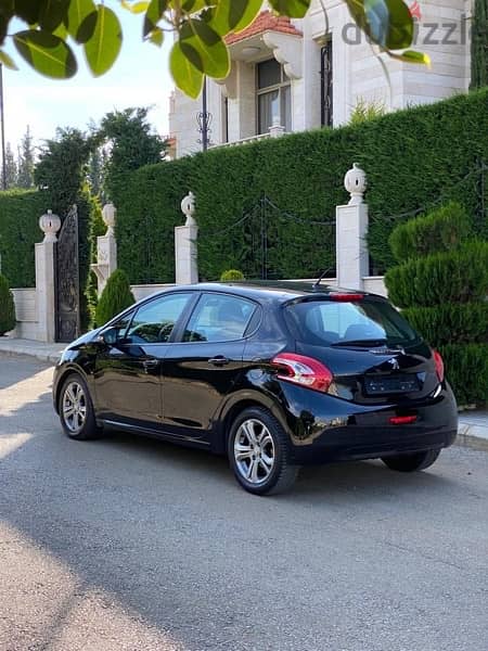 Peugeot 208 (Special Edition with Panoramic Sunroof) - Great condition 2