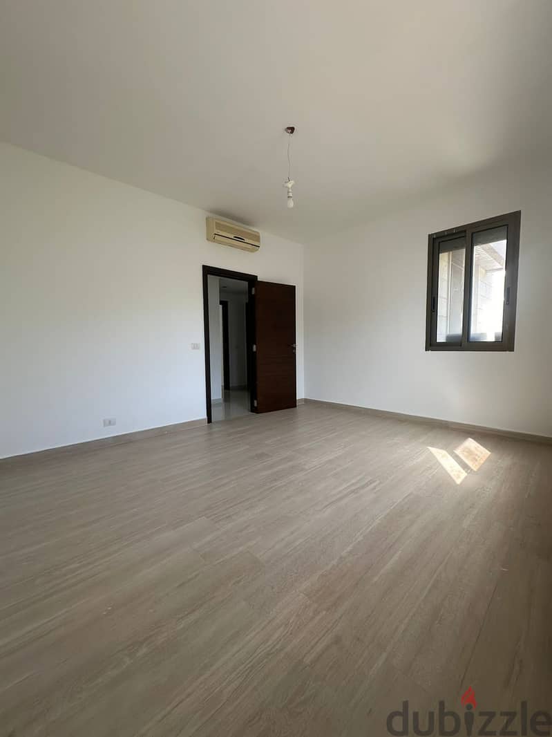 Luxurious 240 m2 Sea View Apartment in Ain Saade for Sale! 12