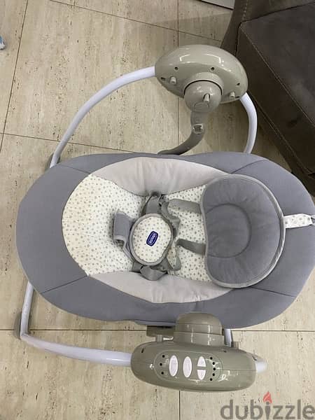 Almost new chicco baby swing 1