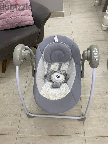 Almost new chicco baby swing 2