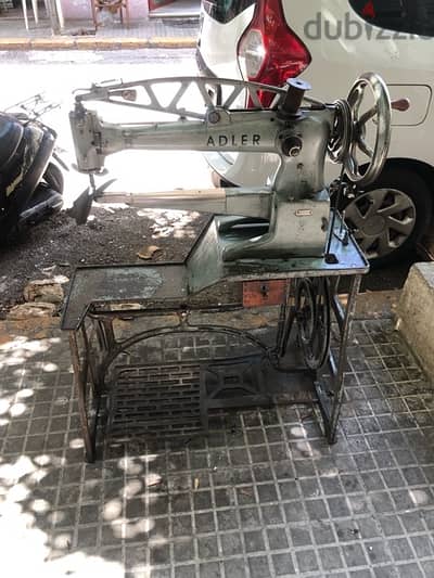 مكنة خياطة زند طويل ADLER  750$ حمرا